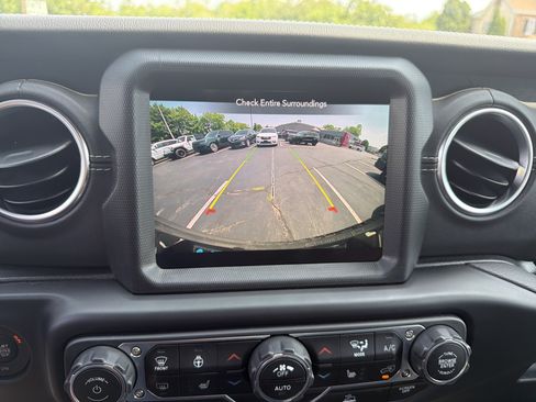 Used 2022 Jeep Wrangler Unlimited Sahara w/ Cold Weather Group AWD/4WD image 38