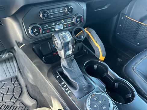 Used 2024 Ford Bronco Badlands image 16