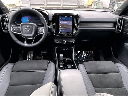 Used 2023 Volvo XC40 Recharge Ultimate image 18