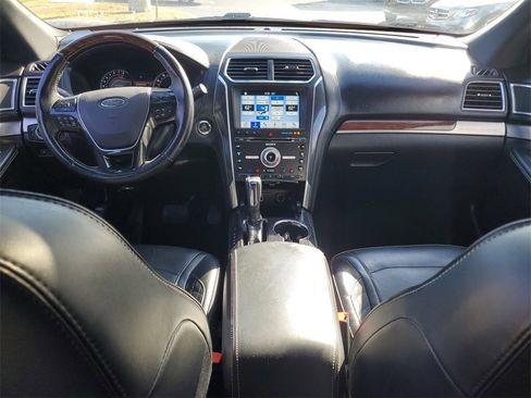 Used 2017 Ford Explorer Platinum image 19