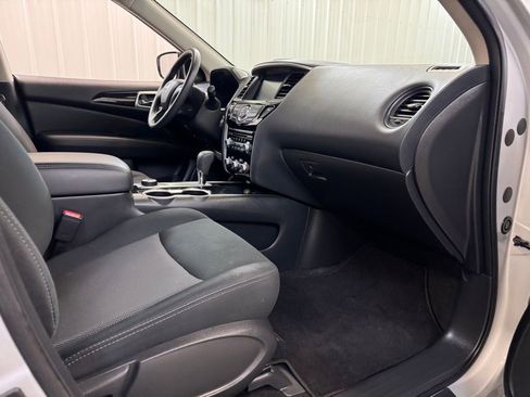Used 2020 Nissan Pathfinder S image 25