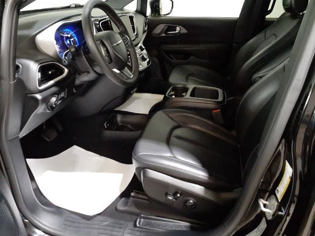 Used 2025 Chrysler Pacifica Select FWD image 2