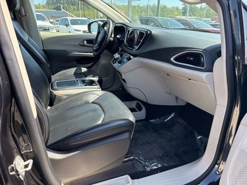 Used 2023 Chrysler Pacifica Touring-L FWD image 9