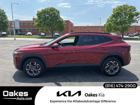 Used 2025 Chevrolet Trax LT w/ Driver Confidence Package FWD image 1