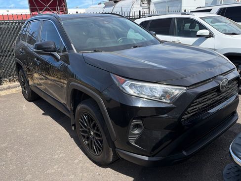 Used 2020 Toyota RAV4 XLE w/ Convenience Package FWD image 2