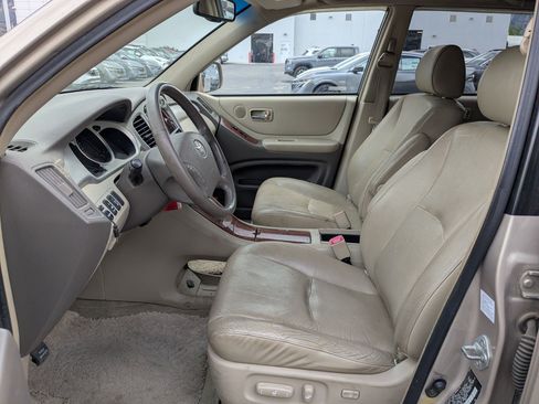 Used 2007 Toyota Highlander 4WD V6 w/ 3rd Row image 17