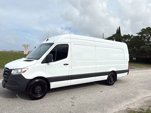 Used 2024 Mercedes-Benz Sprinter 2500 w/ Acoustic Package image 2