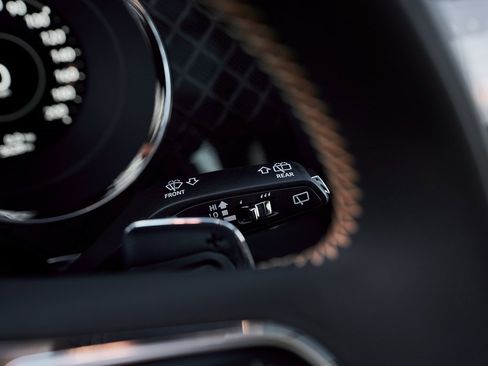 Used 2025 Bentley Bentayga image 63