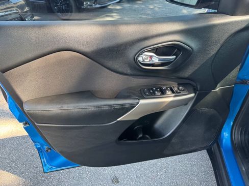 Used 2018 Jeep Cherokee Latitude w/ Altitude Package FWD image 40