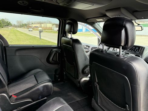 Used 2014 Chrysler Town & Country S image 26