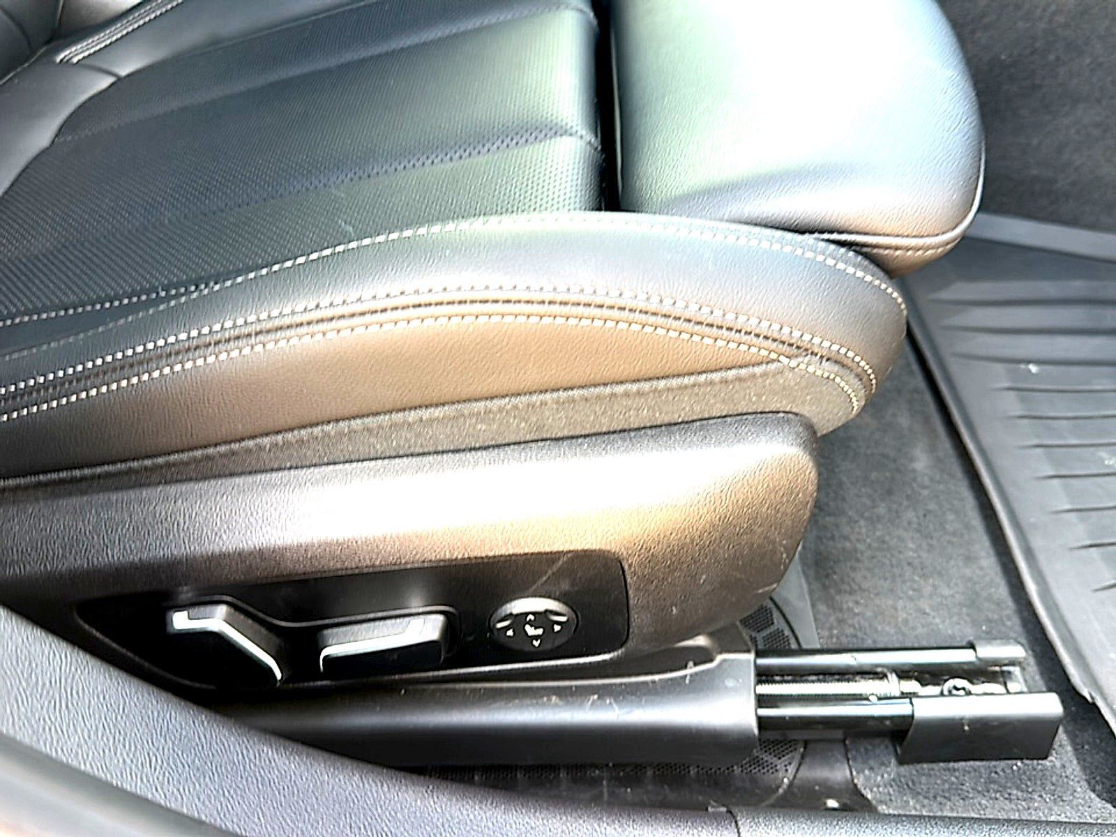 Used 2024 BMW 330i Sedan w/ Premium Package RWD image 26