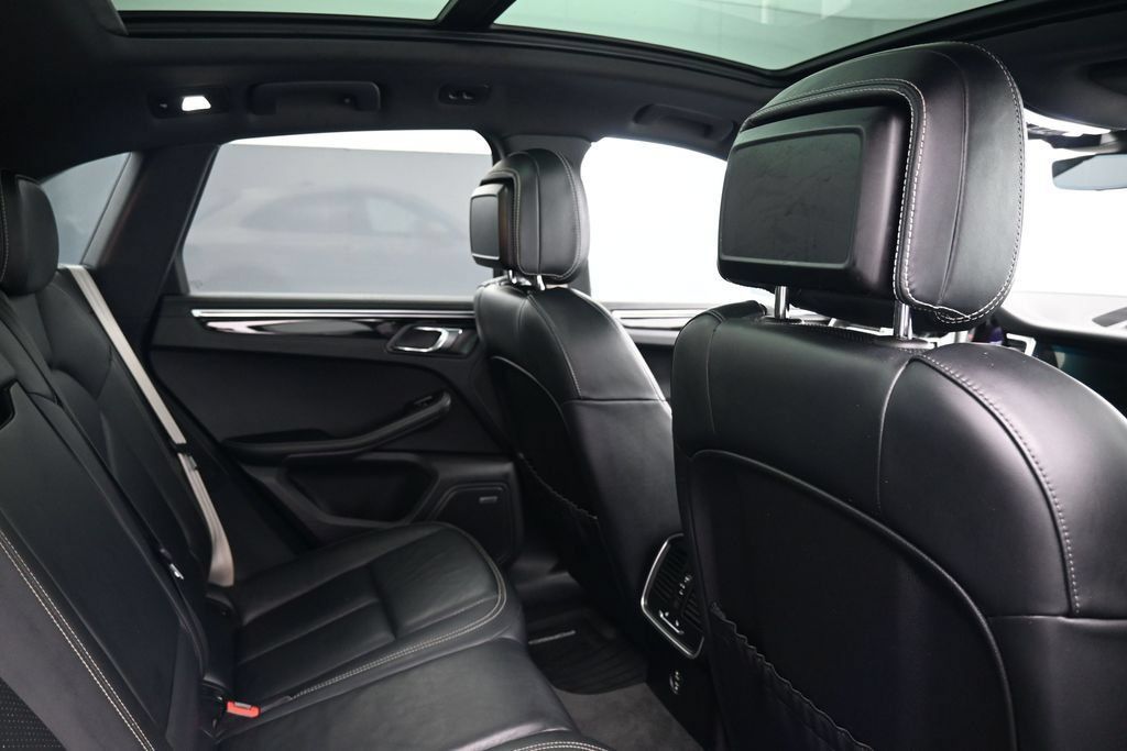 Certified 2024 Porsche Macan AWD/4WD image 7
