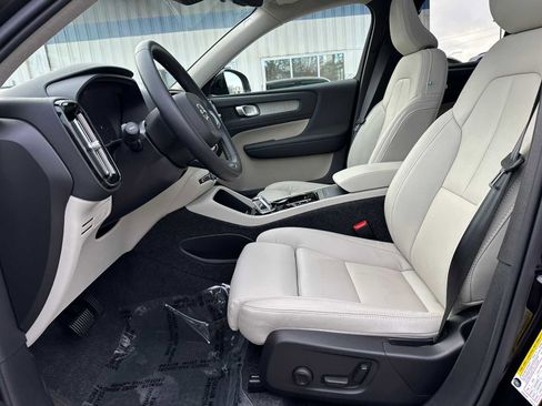Used 2025 Volvo XC40 B5 Plus w/ Protection Package Premier image 19