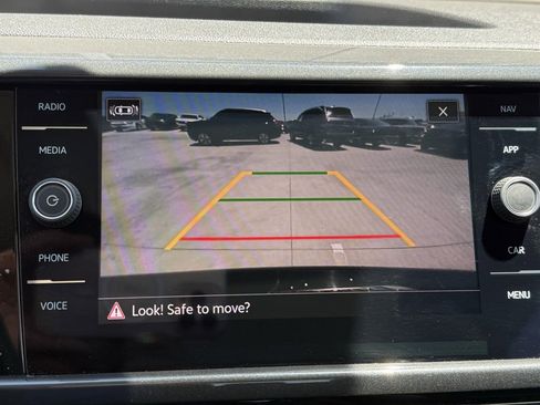 Used 2022 Volkswagen Taos SEL image 9