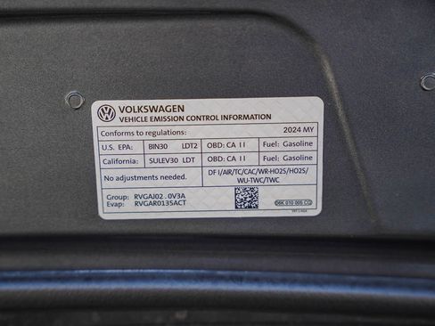 Used 2024 Volkswagen Tiguan SE image 29