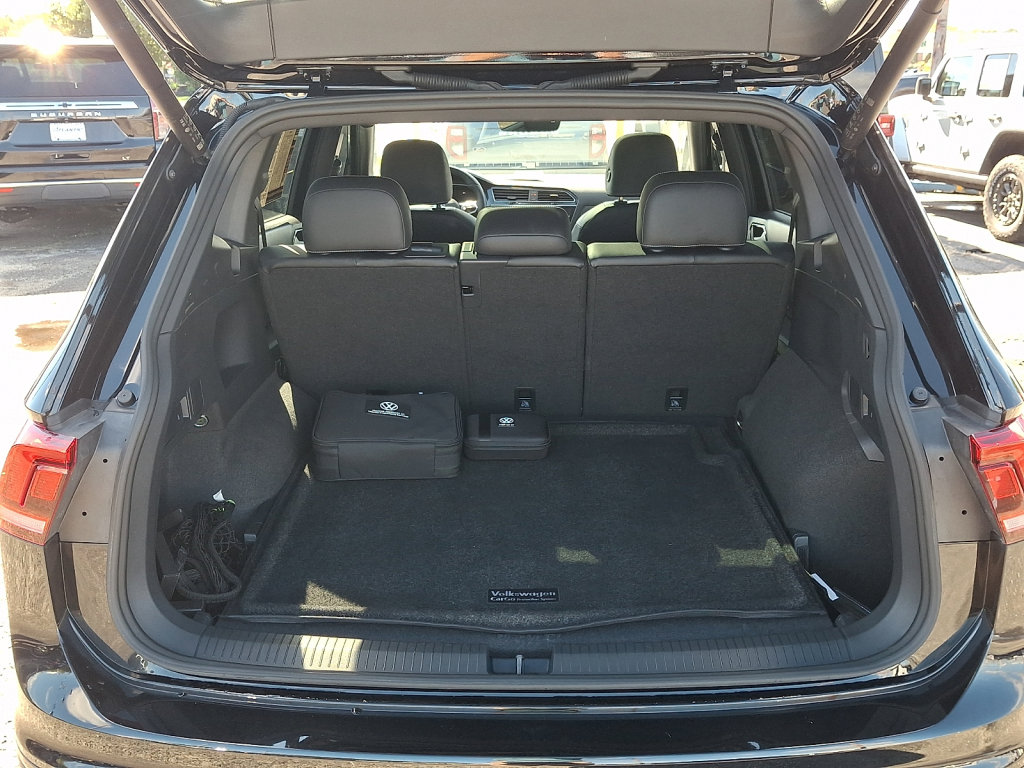 Used 2024 Volkswagen Tiguan SE R-Line AWD/4WD image 17