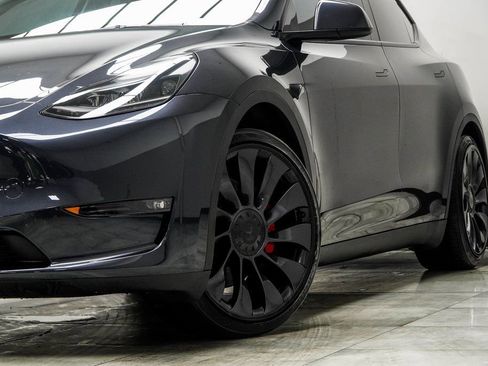 Used 2024 Tesla Model Y Performance image 3