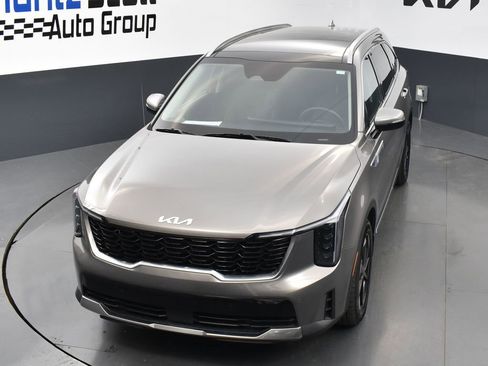Used 2025 Kia Sorento EX w/ EX Panoramic Sunroof Package image 9