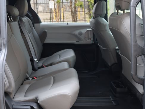 Used 2025 Toyota Sienna XLE FWD image 20