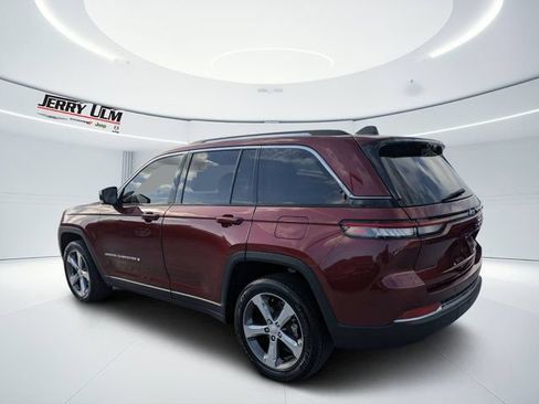 Certified 2022 Jeep Grand Cherokee Limited w/ Luxury Tech Group II RWD image 5