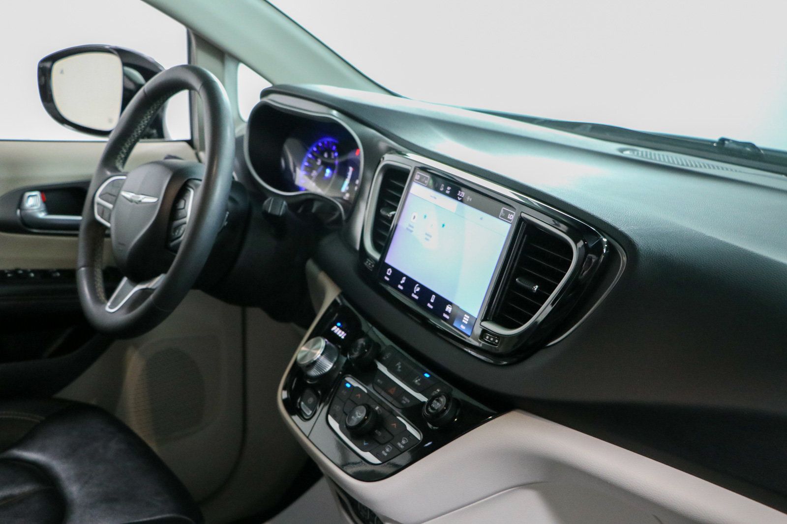 Used 2024 Chrysler Pacifica Touring-L FWD image 25
