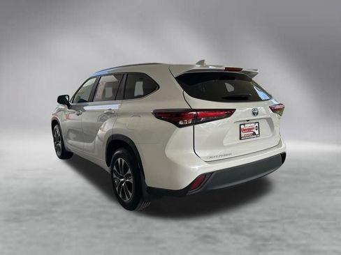 Used 2024 Toyota Highlander XLE AWD/4WD image 7