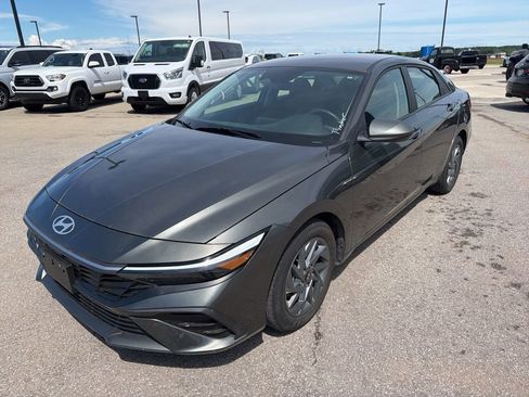 Used 2024 Hyundai Elantra SEL FWD image 3