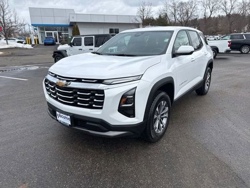 Used 2025 Chevrolet Equinox LT AWD/4WD image 2
