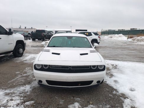 Used 2018 Dodge Challenger SXT image 3