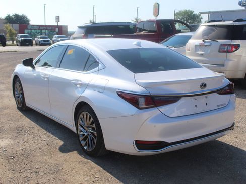 Used 2025 Lexus ES 300h w/ Luxury Package FWD image 4