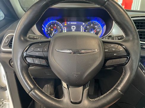 Used 2018 Chrysler Pacifica Touring-L Plus w/ S Appearance Package FWD image 9