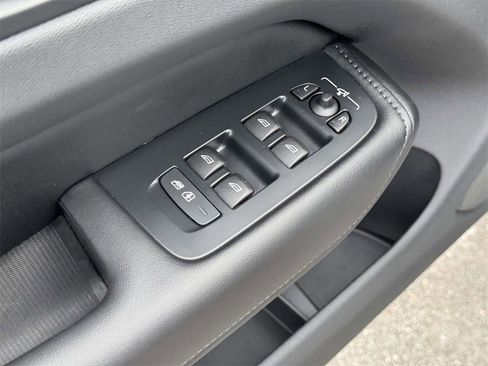 Certified 2025 Volvo XC60 B5 Plus image 15