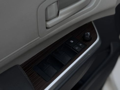 Used 2024 Toyota Sienna LE image 27