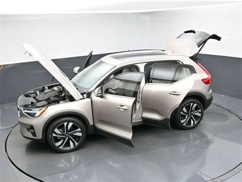 Used 2024 Volvo XC40 B5 Plus w/ Protection Package Premier image 50