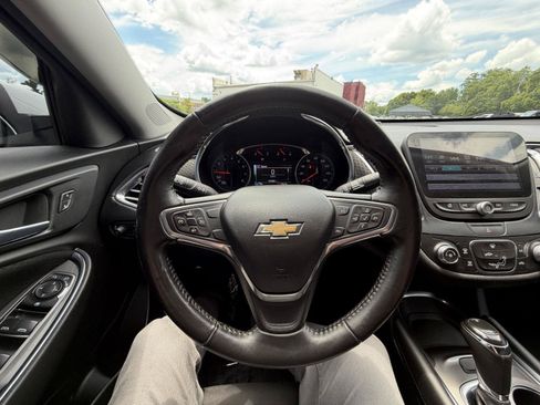 Used 2017 Chevrolet Malibu LT FWD image 15