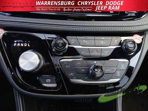 Used 2025 Chrysler Pacifica Limited image 25