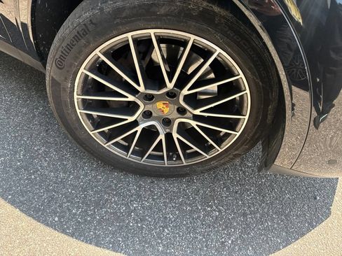 Certified 2023 Porsche Cayenne AWD/4WD image 5