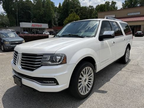 Used 2017 Lincoln Navigator L Reserve RWD image 3