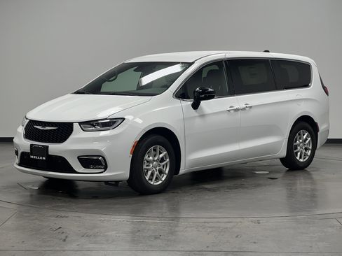 New 2026 Chrysler Pacifica Select image 4