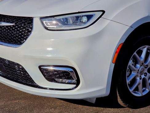 Used 2022 Chrysler Pacifica Touring-L image 12