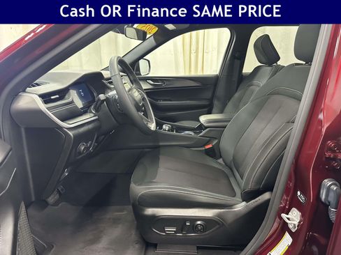 Certified 2025 Jeep Grand Cherokee Laredo X w/ Luxury Tech Group I AWD/4WD image 13