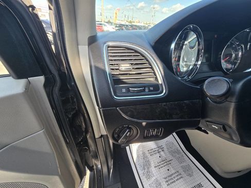 Used 2014 Chrysler Town & Country Touring-L w/ Driver Convenience Group image 16