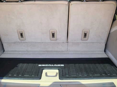 Used 2021 Cadillac Escalade Premium Luxury AWD/4WD image 12