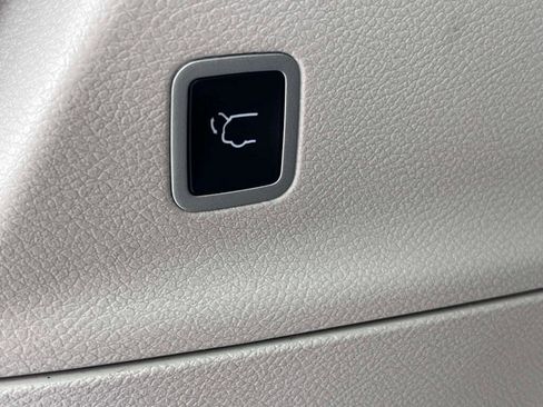 Used 2024 Chrysler Pacifica Touring-L FWD image 21