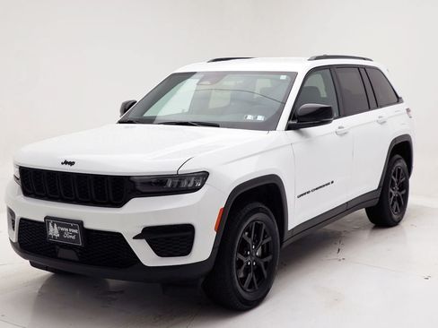 Used 2025 Jeep Grand Cherokee Altitude AWD/4WD image 2