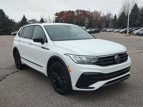 Used 2022 Volkswagen Tiguan SE R-Line image 4