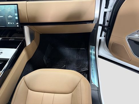 New 2026 Land Rover Range Rover Long Wheelbase SE AWD/4WD image 16