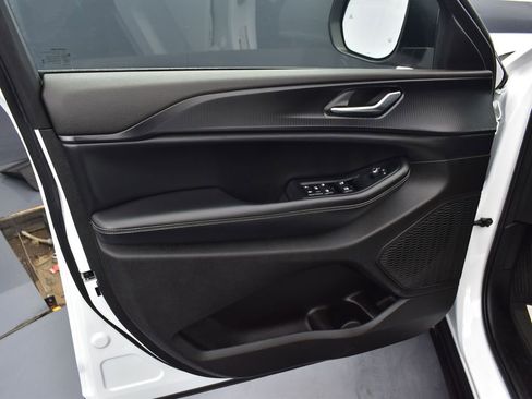 Used 2023 Jeep Grand Cherokee Laredo image 11