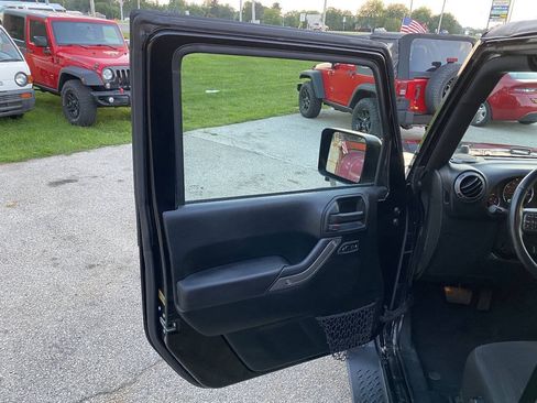 Used 2018 Jeep Wrangler Unlimited Sport S AWD/4WD image 32