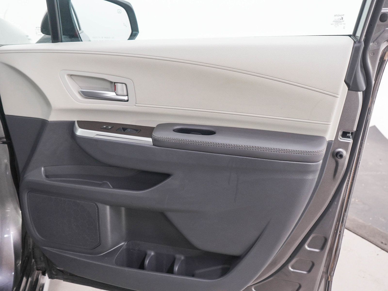 Used 2024 Toyota Sienna XLE AWD/4WD image 12
